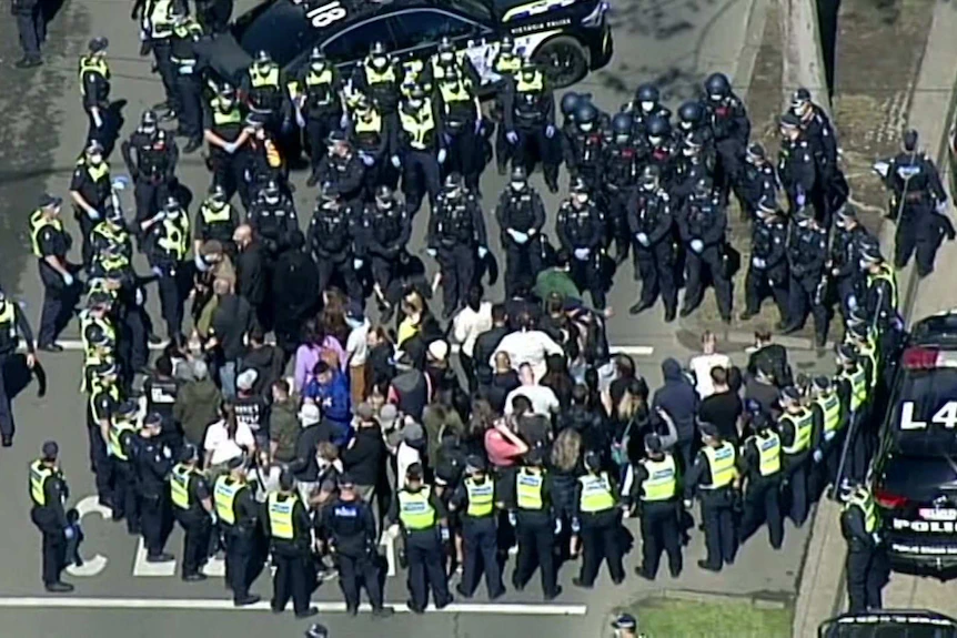 Victoria Police kettling protesters under Dan Andrews